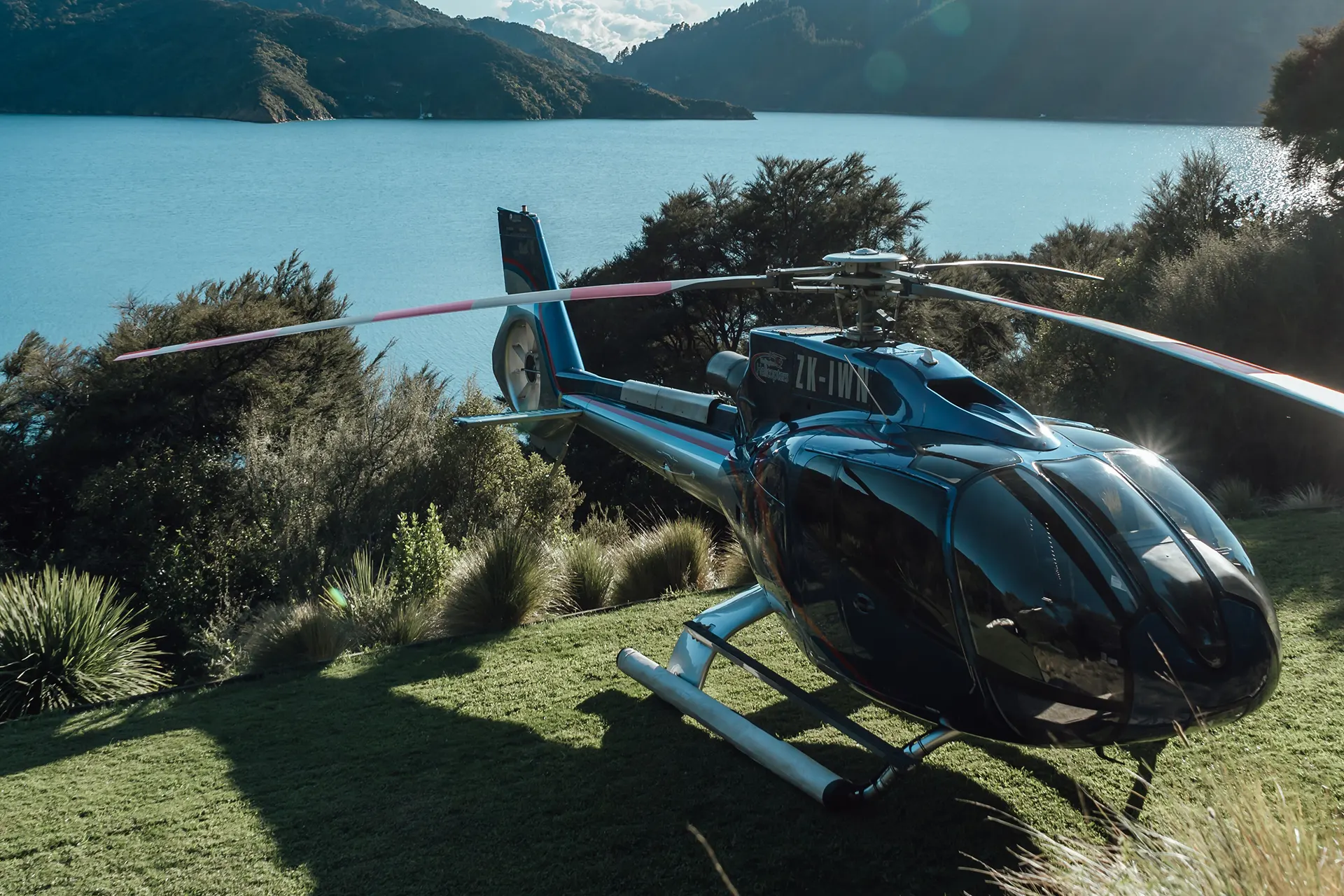Helikopter auf bewachsenem Landeplatz