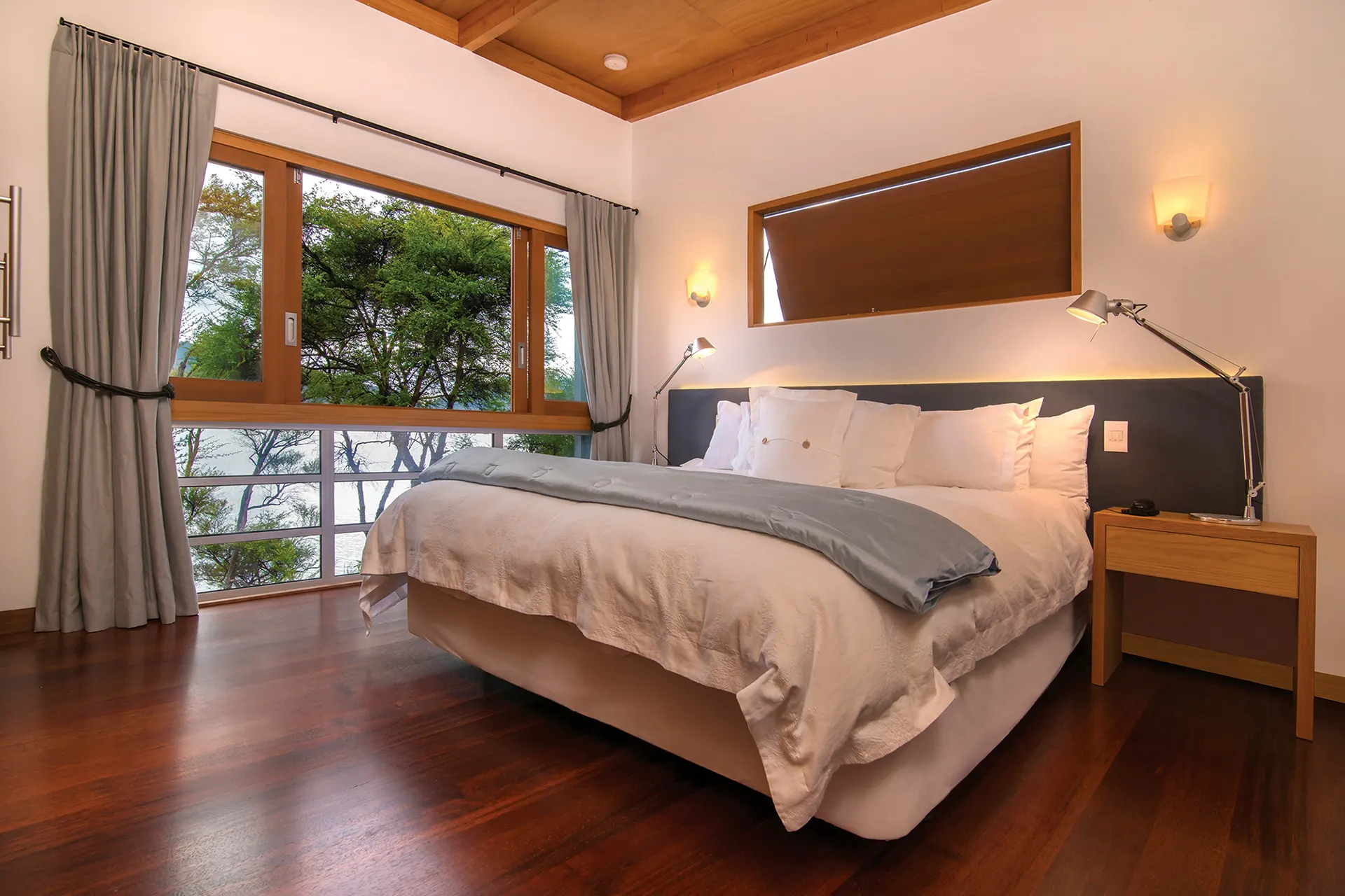 Schlafzimmer in schlichtem Design
