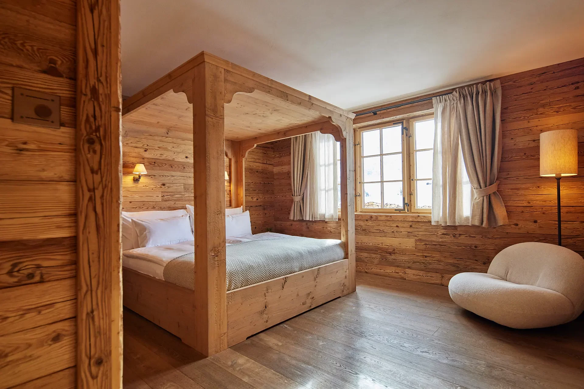 Gemütliches Schlafzimmer aus Holz