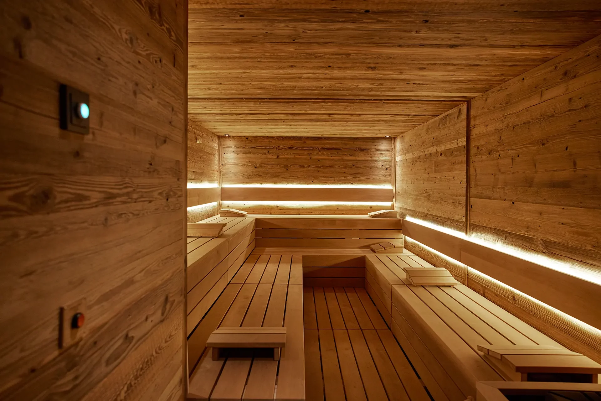 Sauna aus Holz mit indirektem Licht