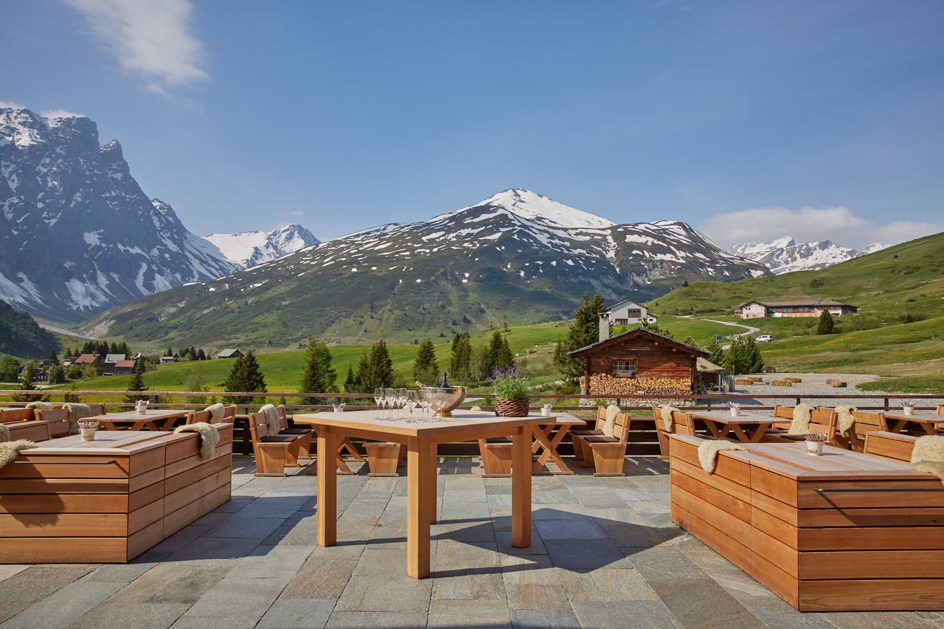 Terrasse mit Bergblick und Holztischen