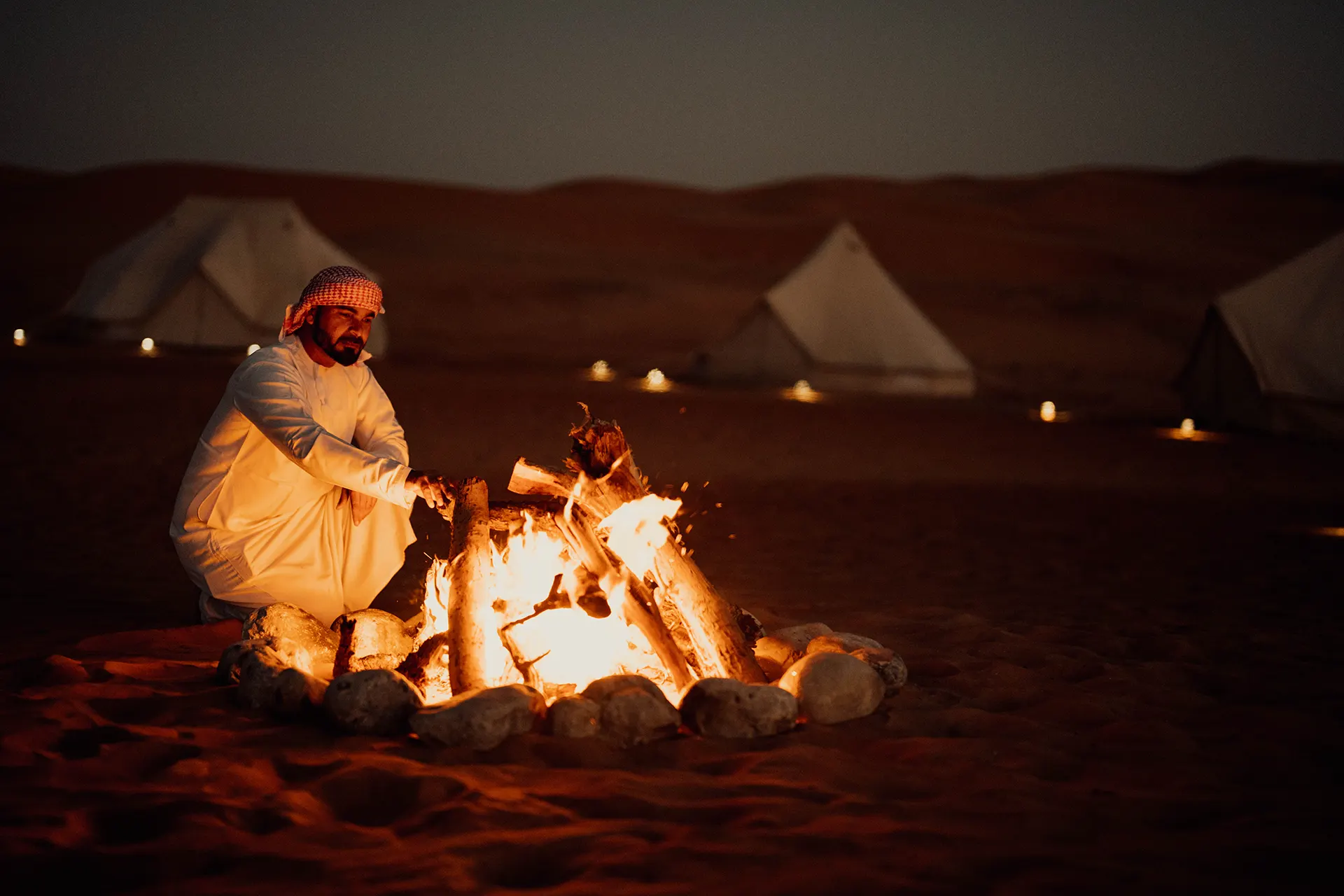 Beduine am Feuer in einem Wüstencamp