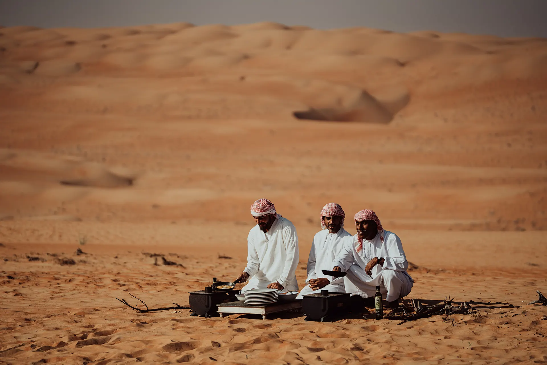 Drei Beduinen kochen in der Wüste