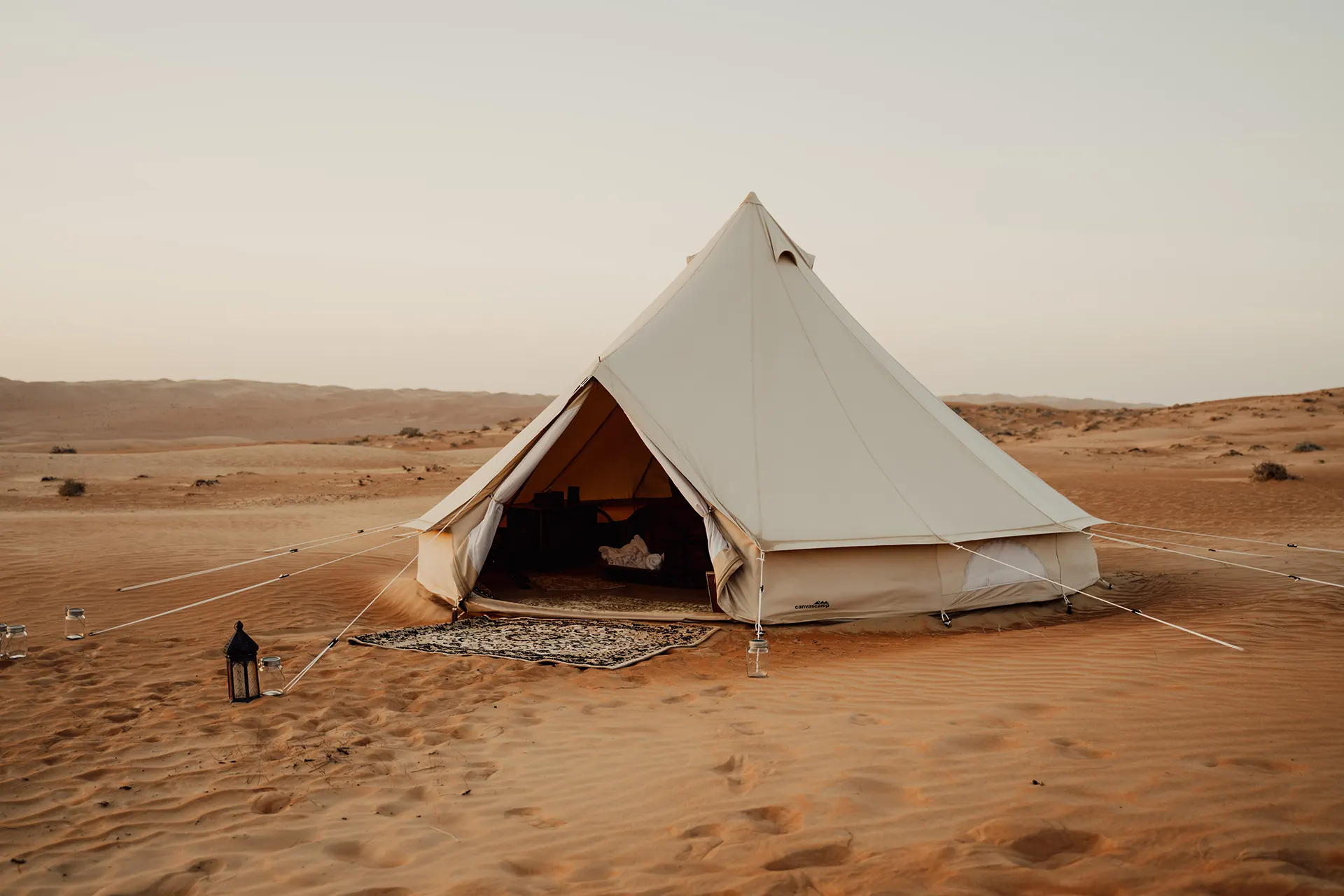 Rundes Zelt mit Spitzdach in der Wüste