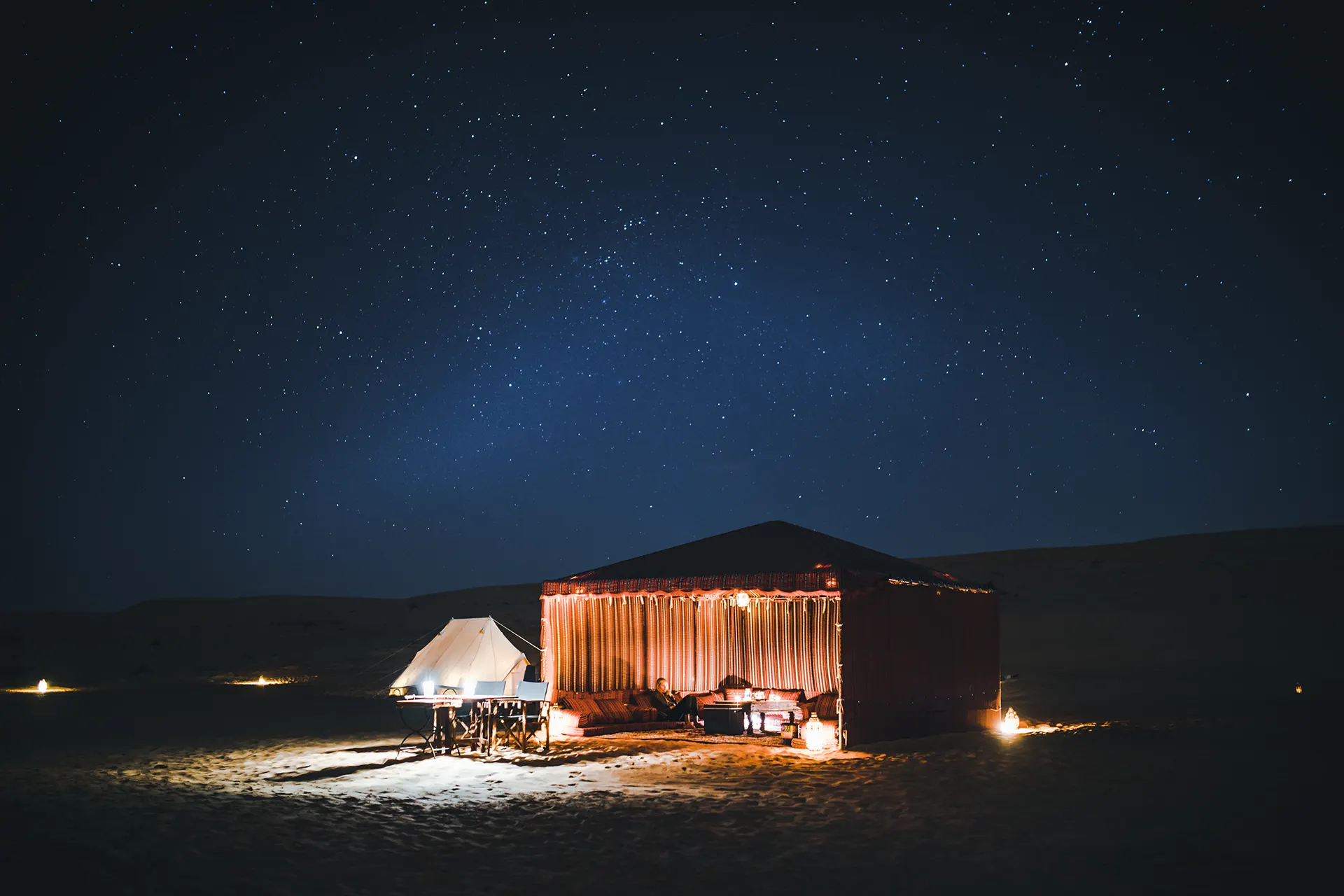 Beleuchtetes Beduinenzelt in der Wüste