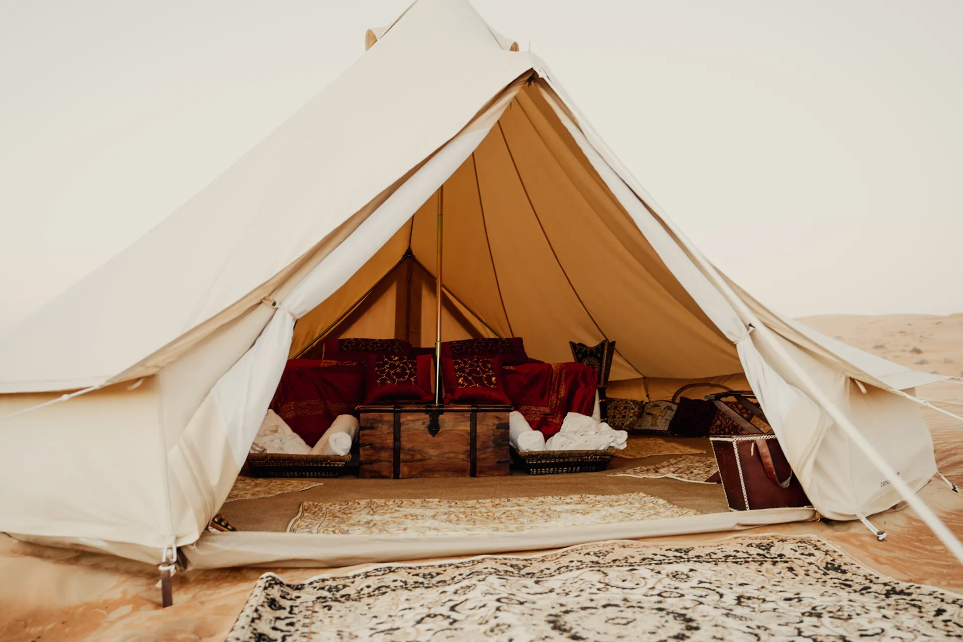 Blick in ein weißes Zelt in der Wüste
