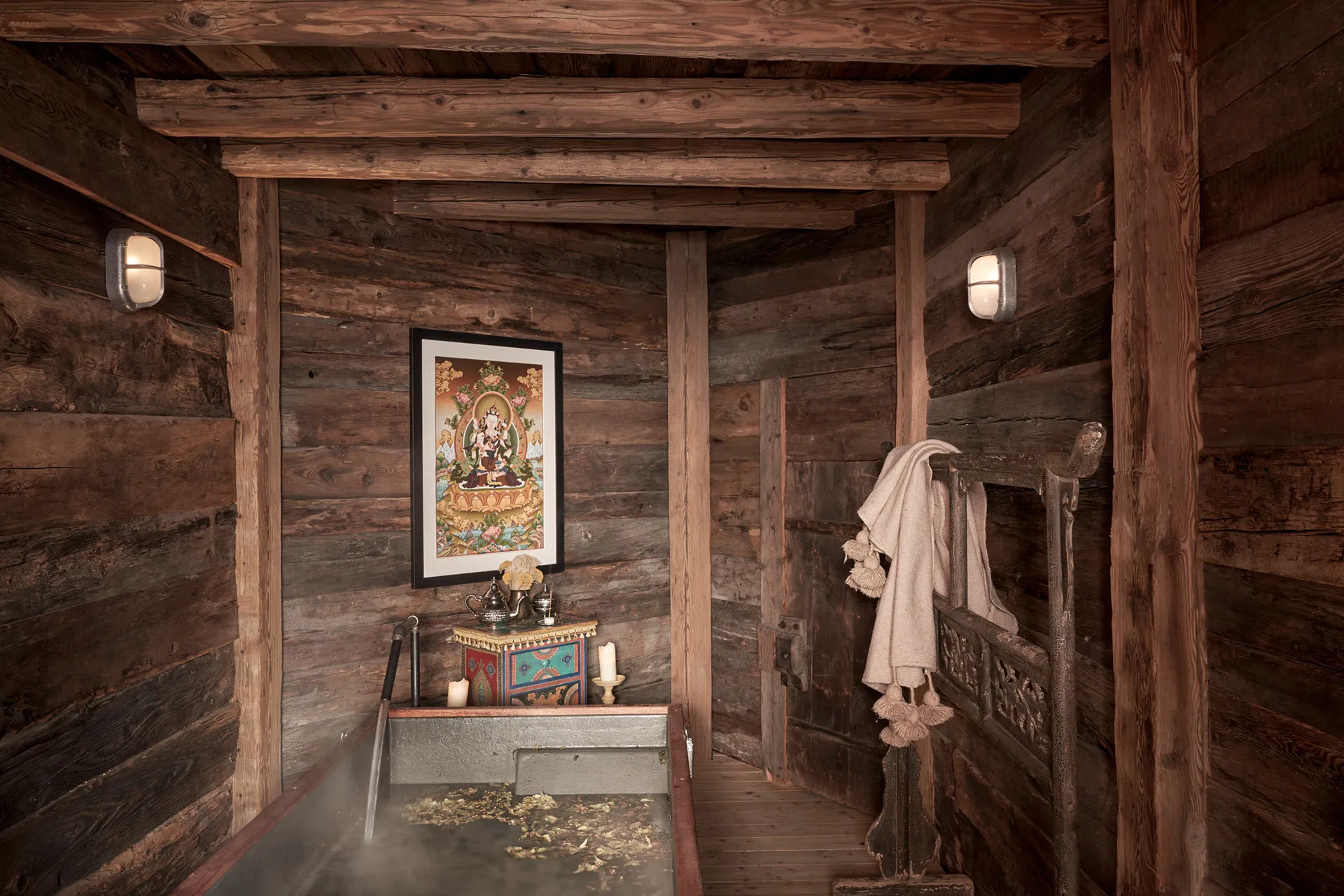 Kräuterbad in einem Raum aus Holz