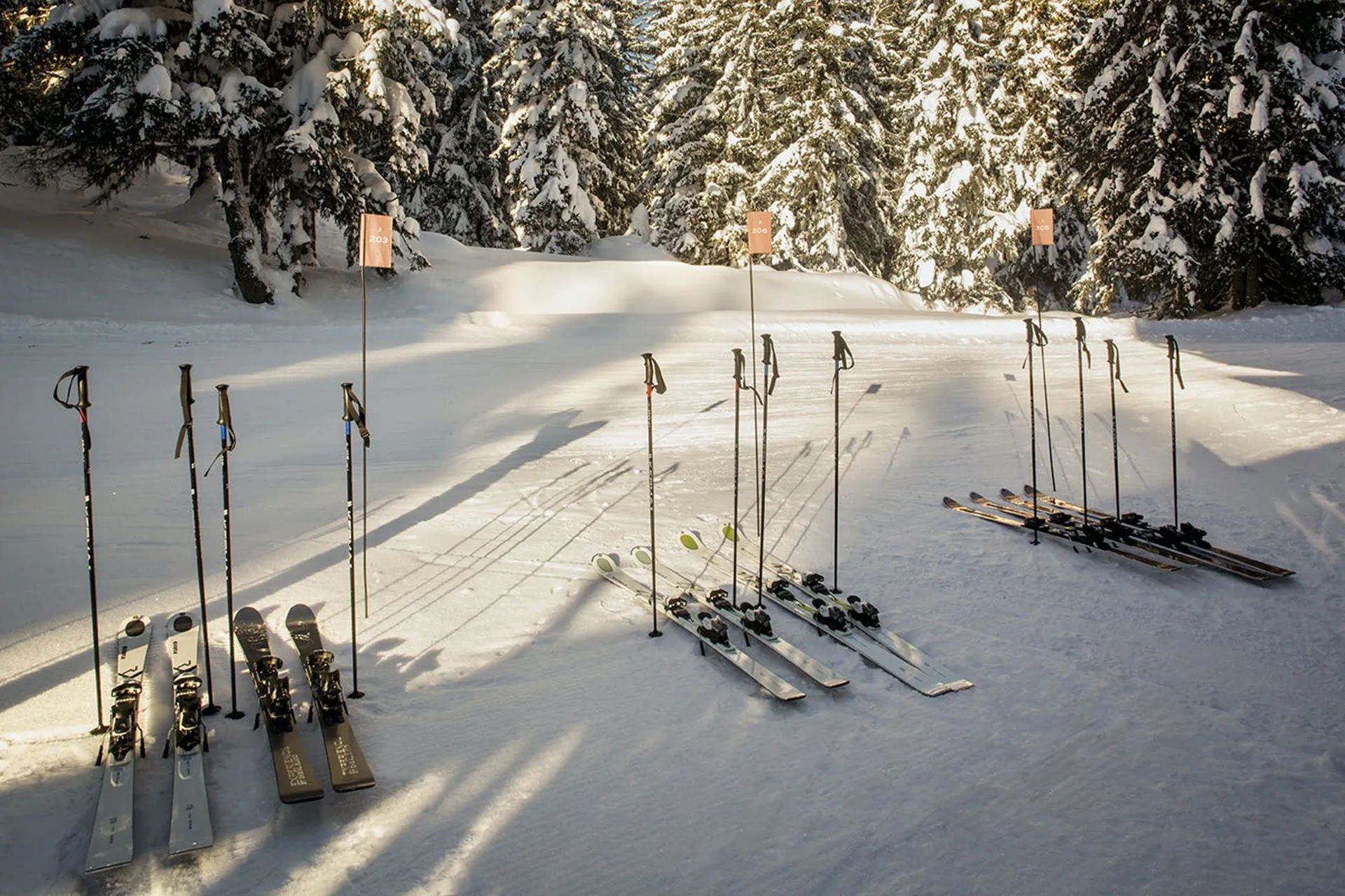Mehrere Paar Ski auf Piste