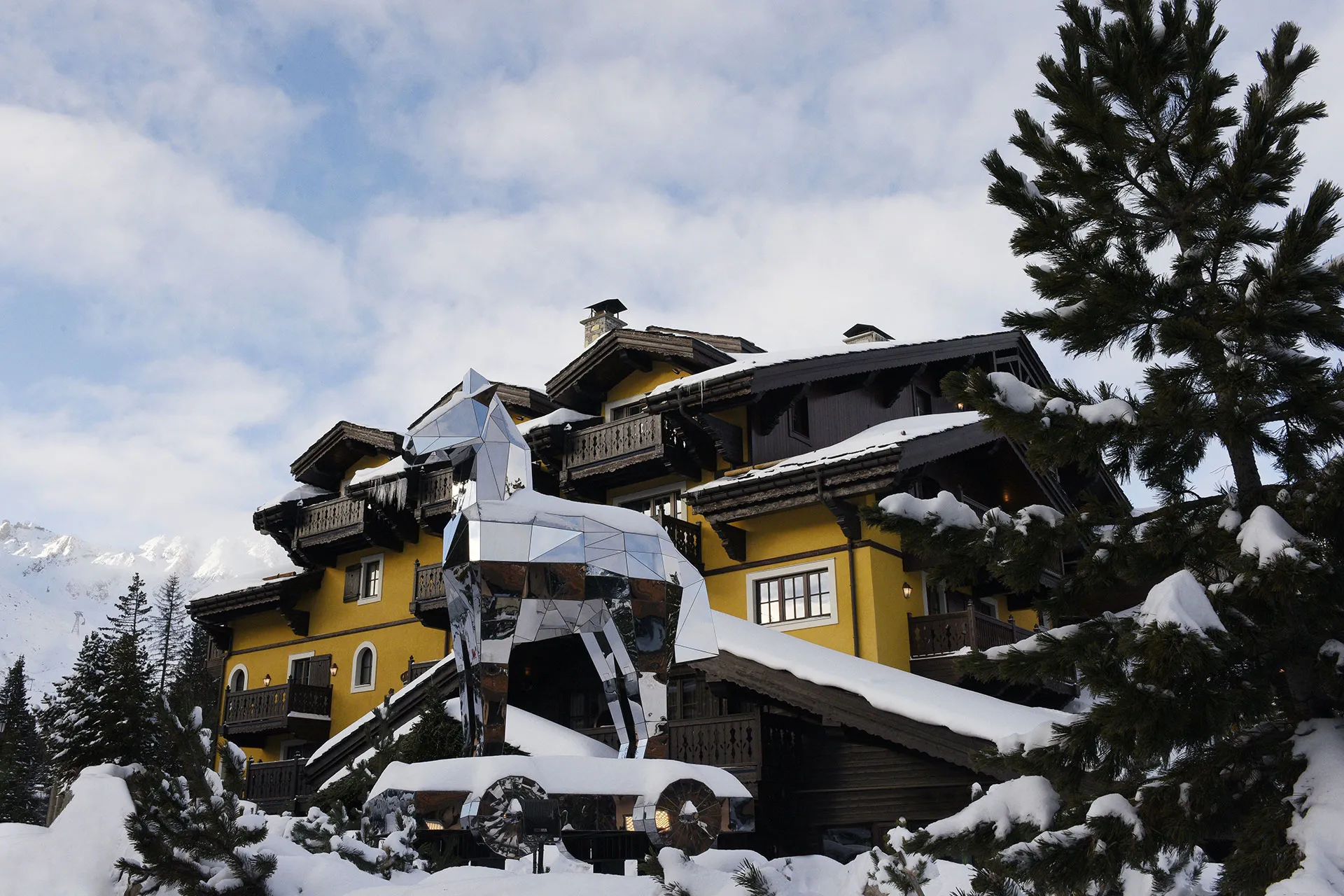 Exterieur eines alpinen Skihotels