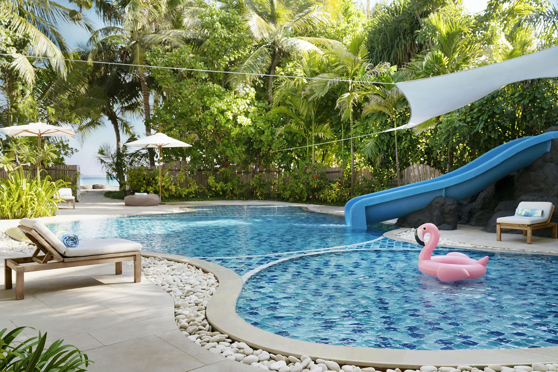 Aufgeblasene Flamingofigur in einem Pool