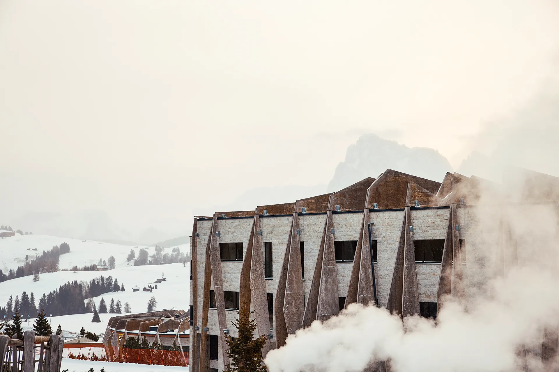 Exterieur eines alpinen Design Hotels in den Dolomiten