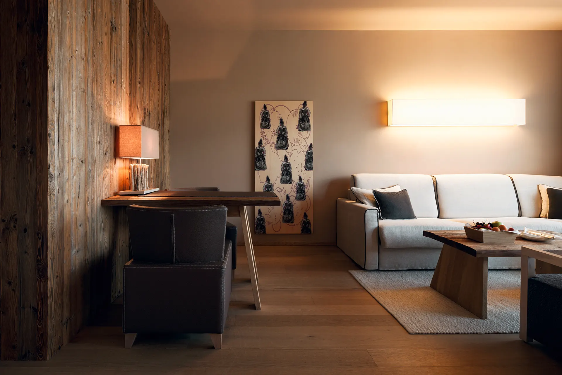 Wohnzimmer einer Luxussuite mit hellem Sofa
