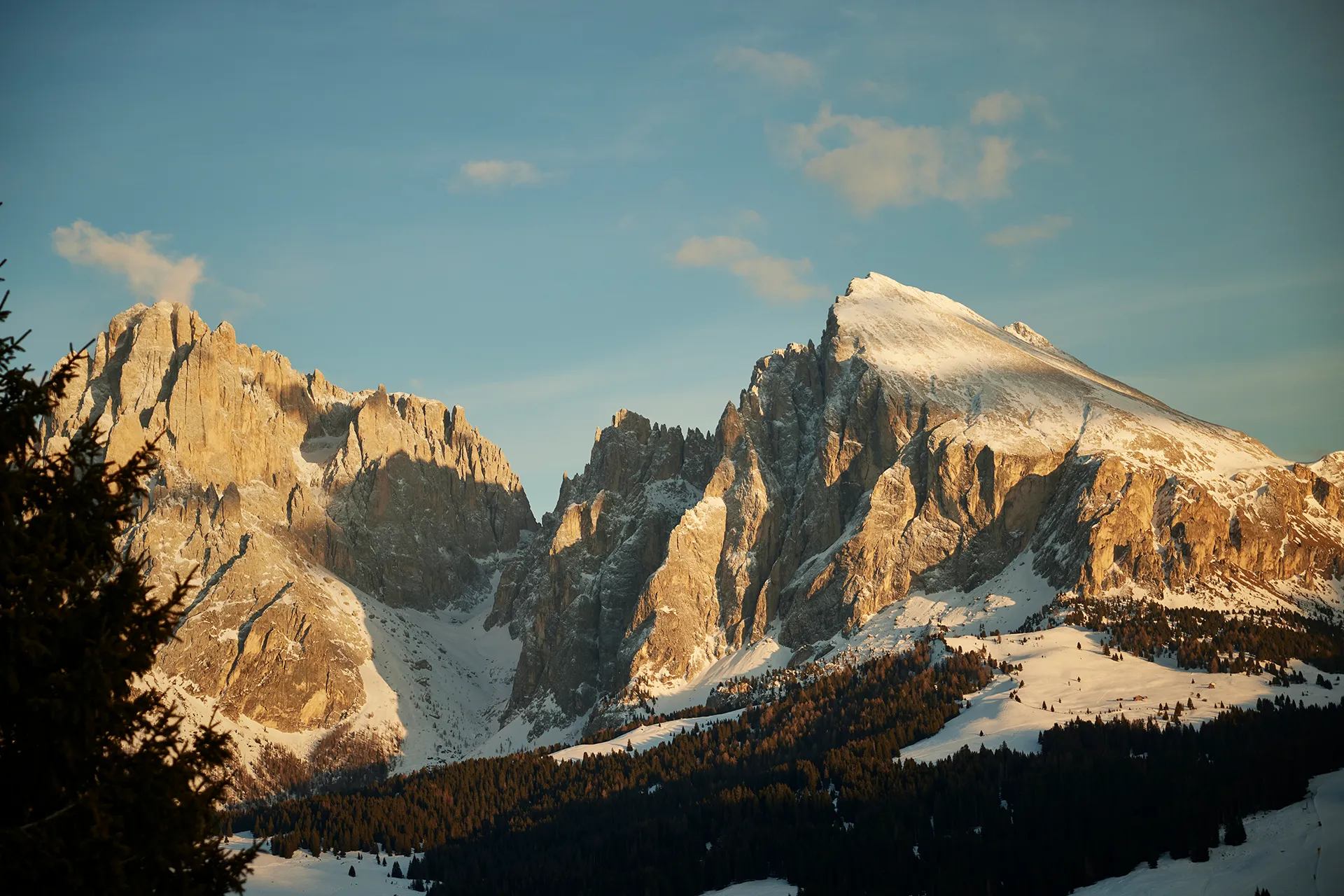 Sonnenbeleuchtete Berge mit Schneefeldern