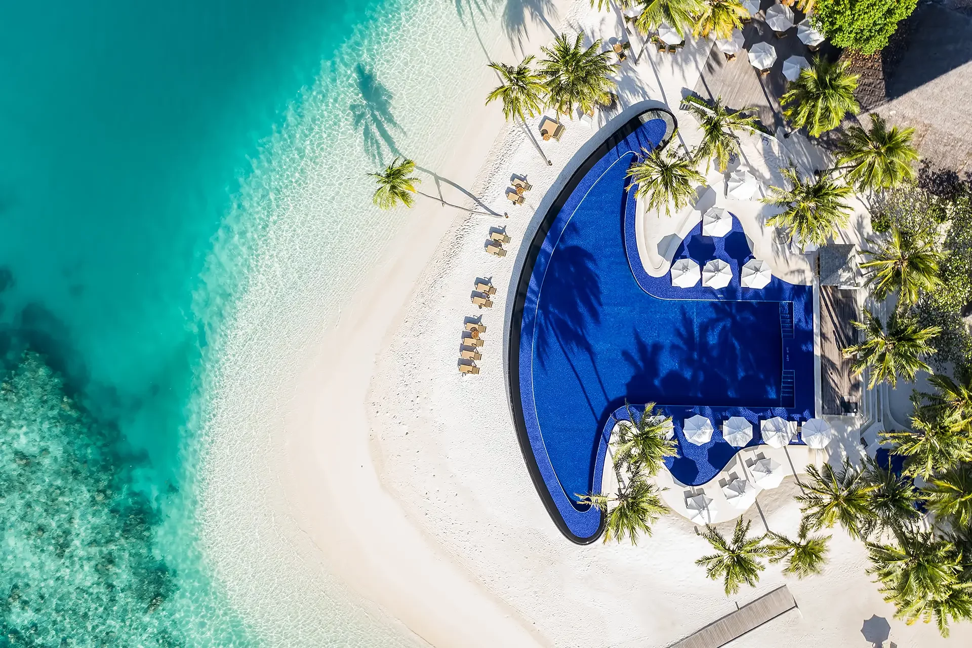 Pool am Strand einer Malediven Insel