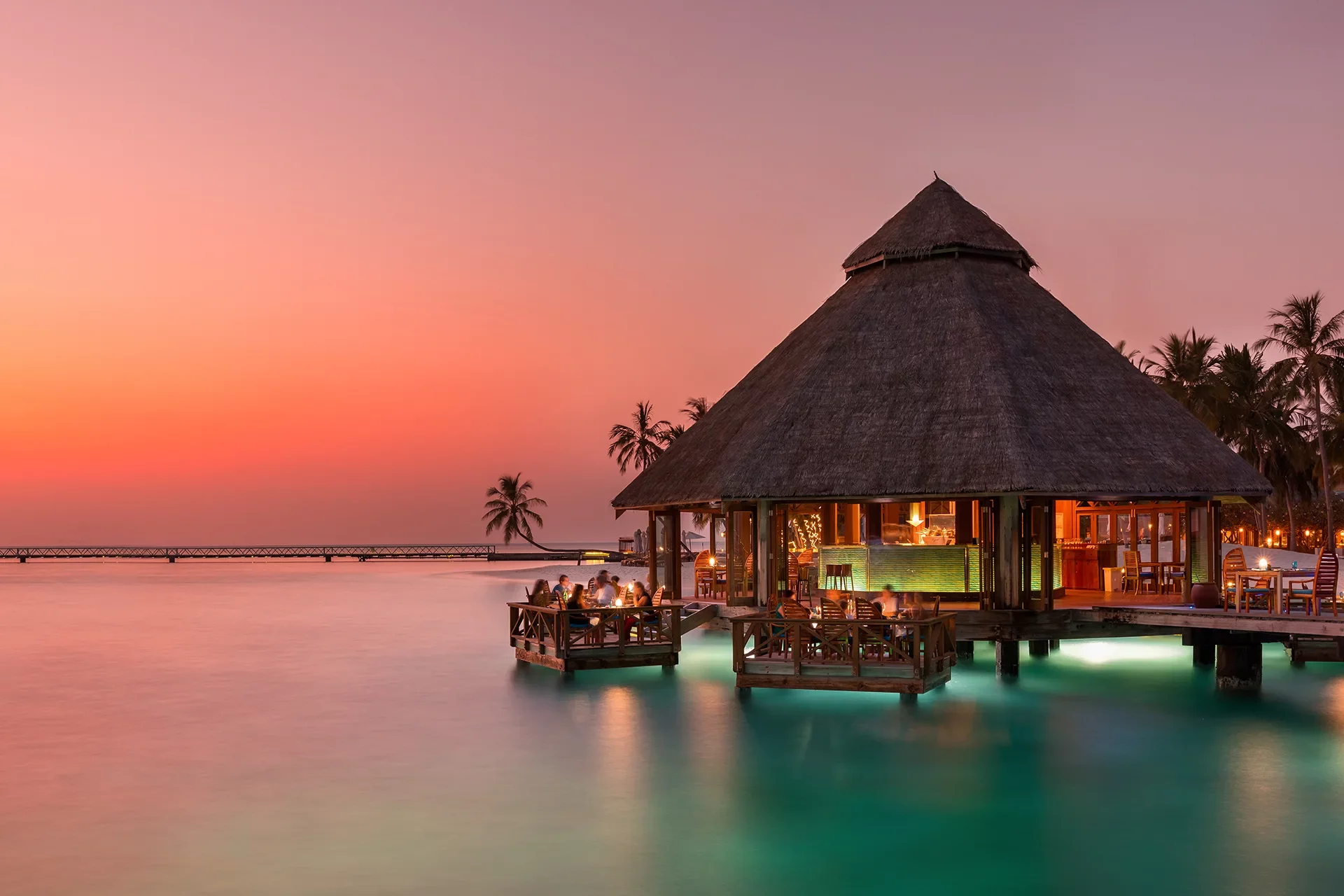 Restaurant über Lagune bei Sonnenuntergang