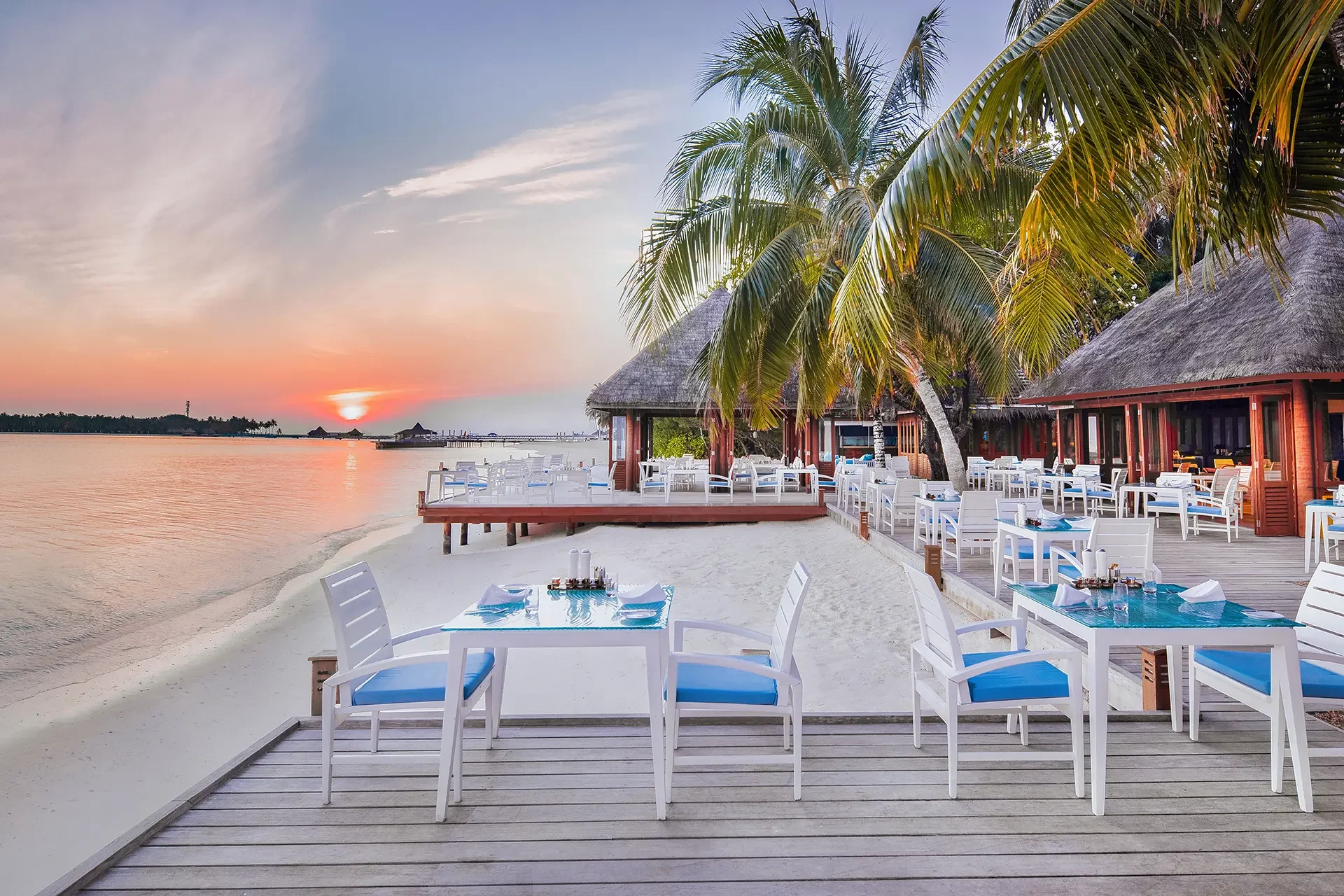 Terrasse eines Strandrestaurants mit Palmen