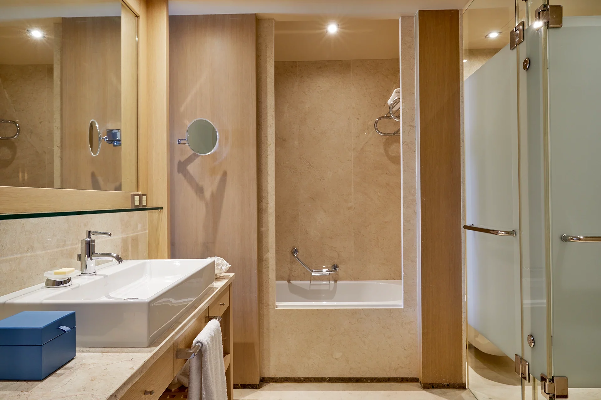 Badezimmer aus sandfarbenem Stein