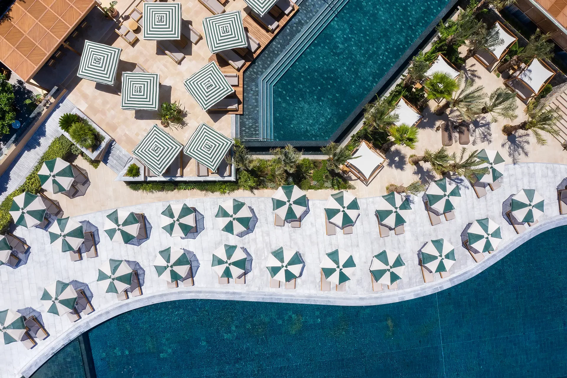 Luftaufnahme zweier Pools eines Hotels