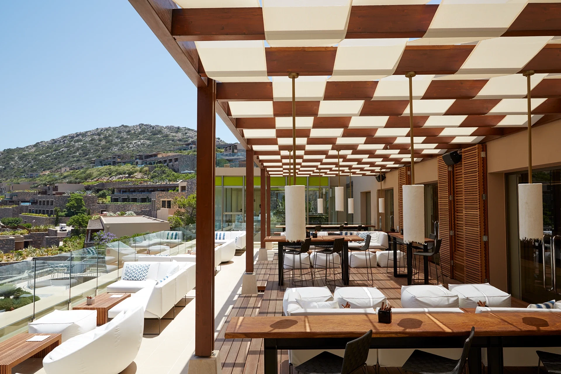 Lounge auf Terrasse mit Stoffdach