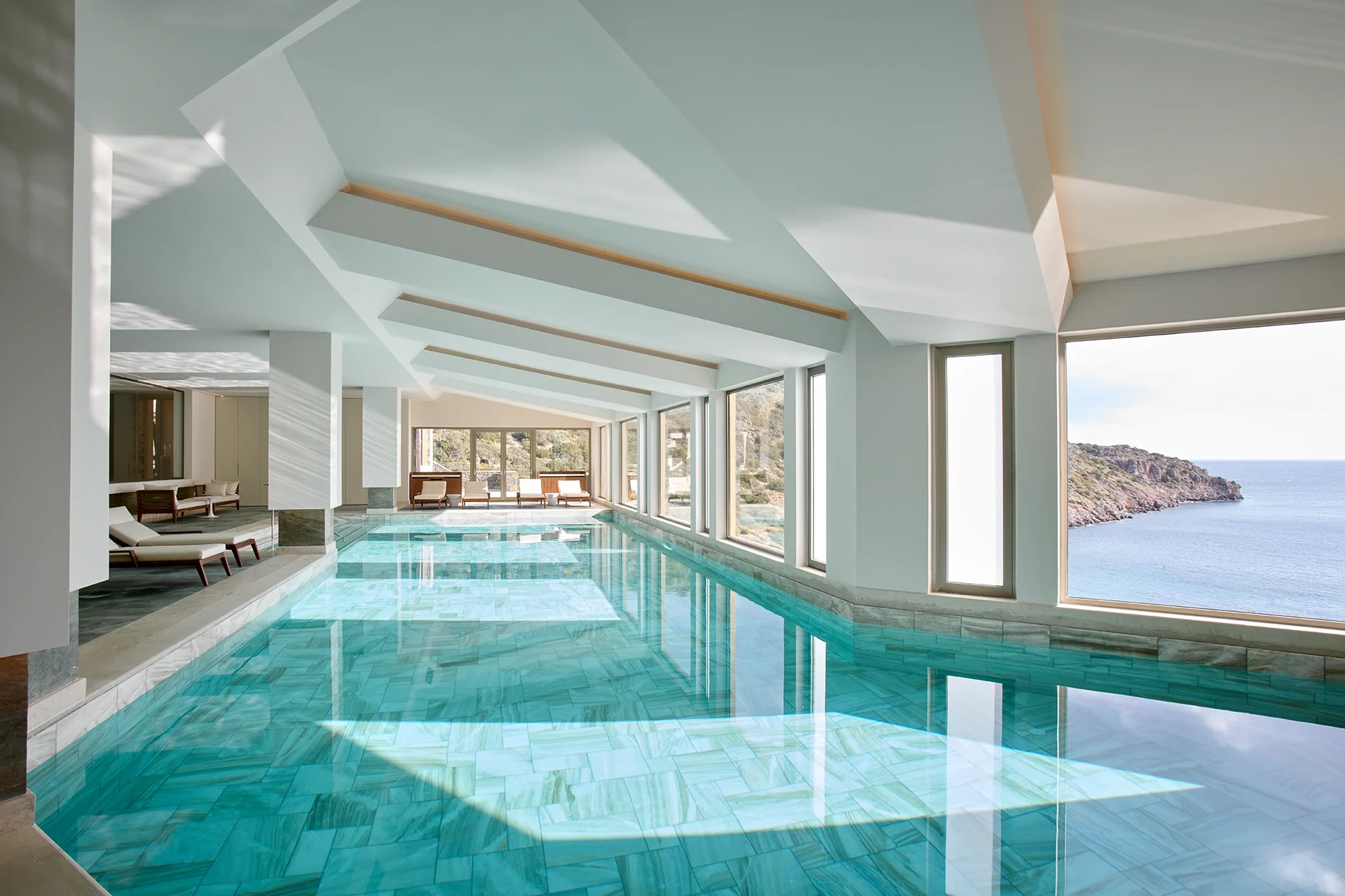 Indoor Pool mit Panoramafenstern