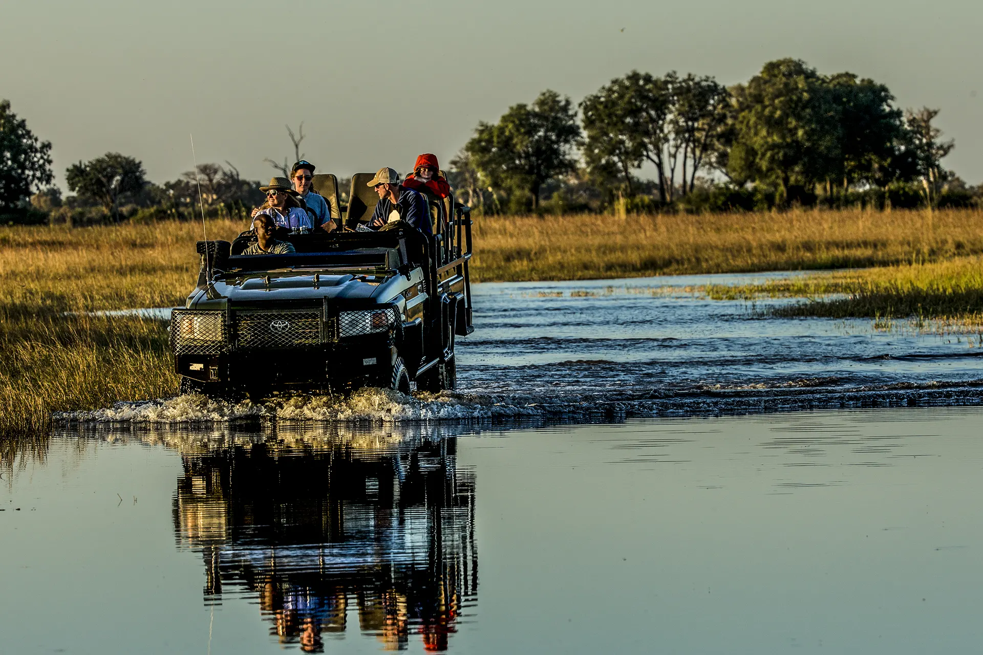 Safari Jeep fährt durch Wasserkanal