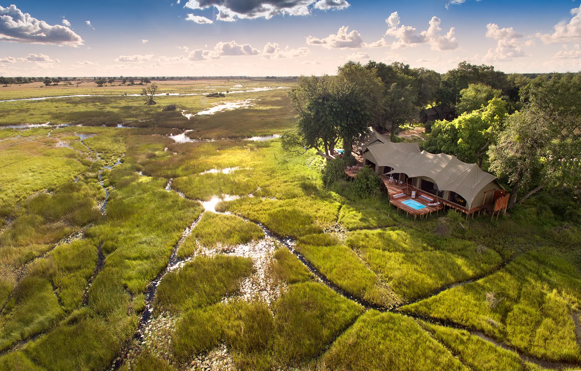 Luftaufnahme einer Lodge über dem Okavango Delta