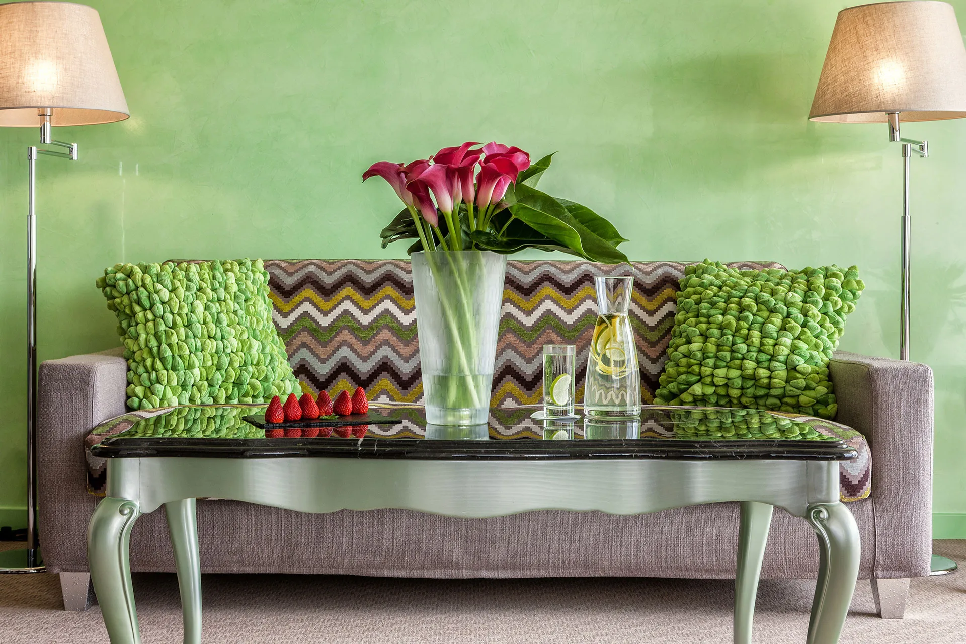Sofa mit Muster und grünen Kissen