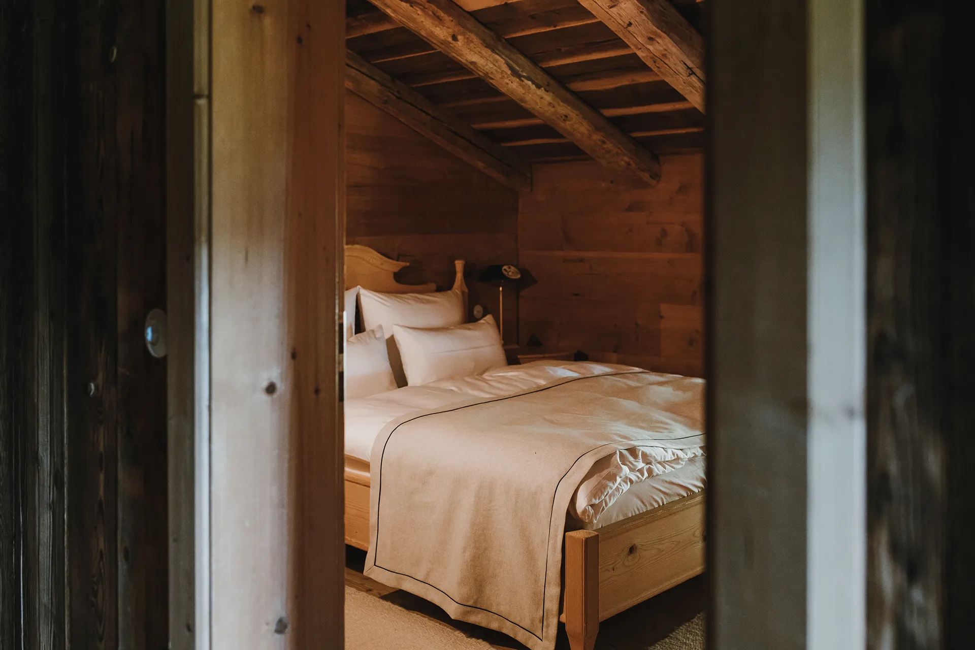 Blick in ein uriges Schlafzimmer aus Holz