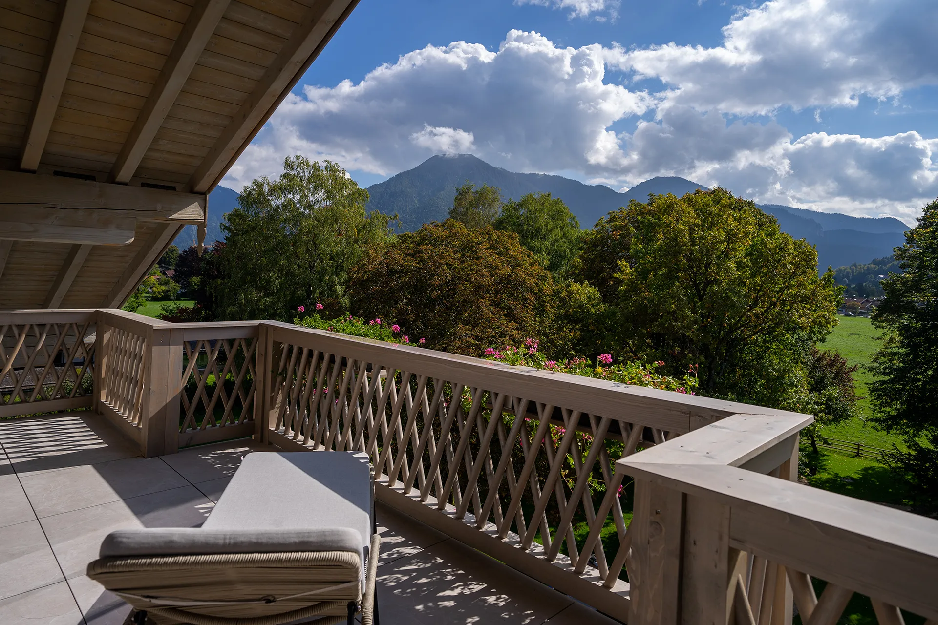 Balkon mit Blick auf Berge und Gärten