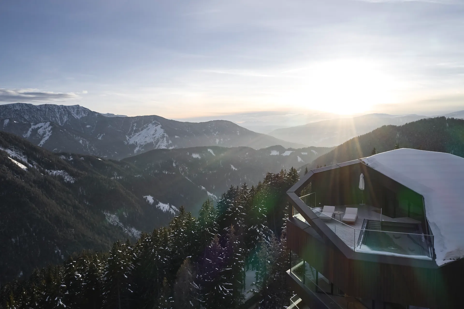 Rooftop Suite vor schneebedeckter Bergkulisse