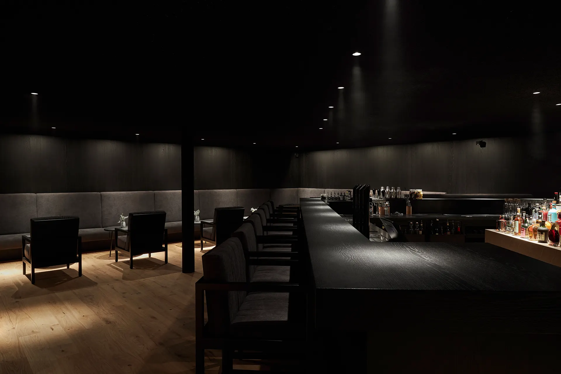 Sehr dunkel und elegant gestaltete Bar
