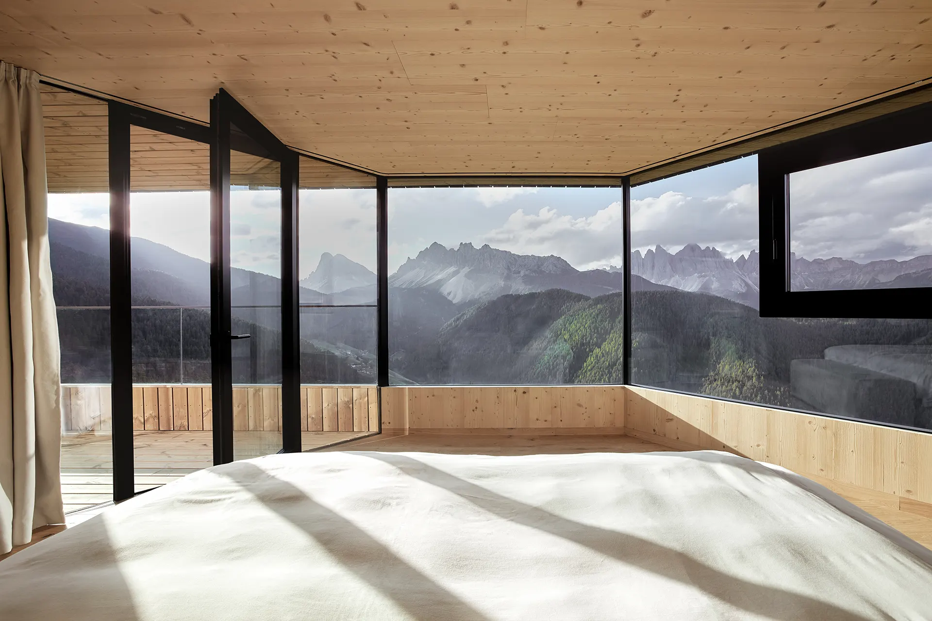 Schlafzimmer mit Panoramablick auf Berge