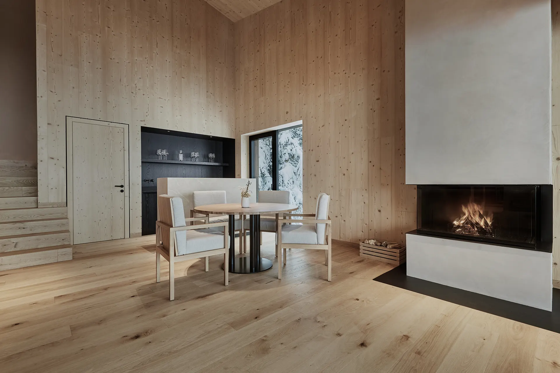 Luxuriöse Suite mit Holzverkleidung und Kamin