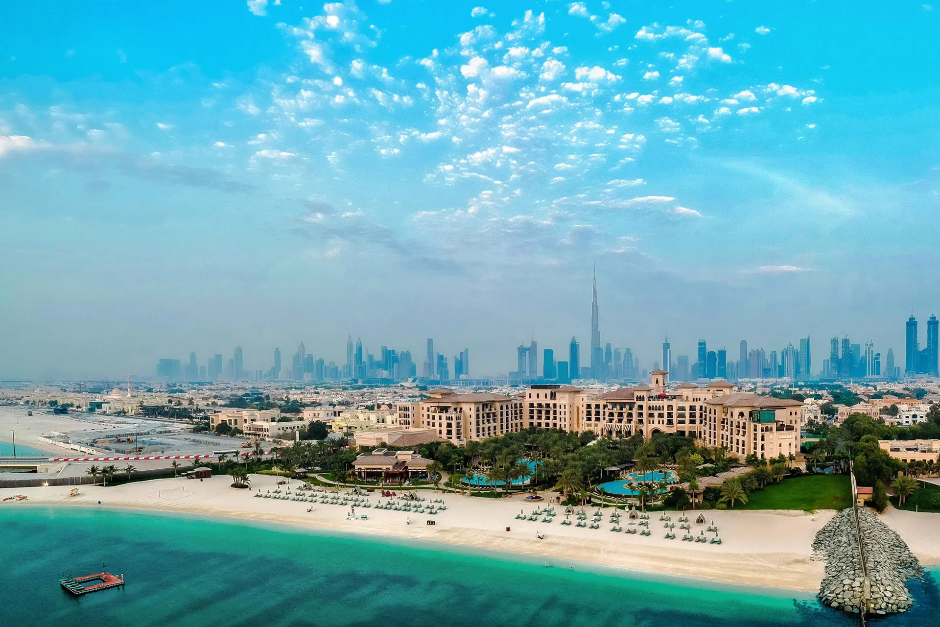 Luftaufnahme eines Strandhotels vor Dubai