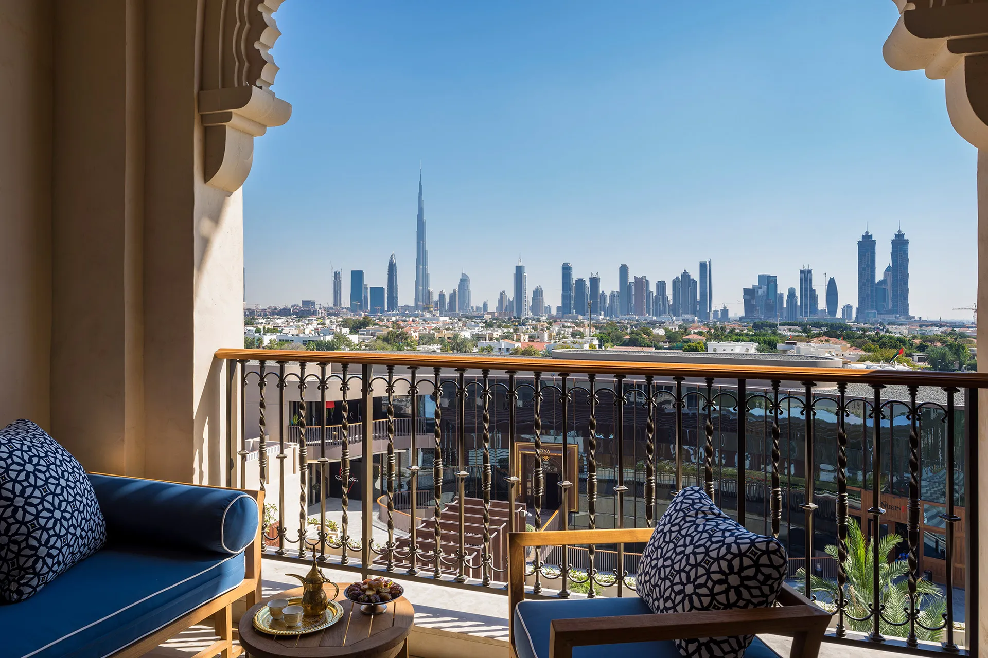 Balkon mit Blick auf die Skyline Dubais