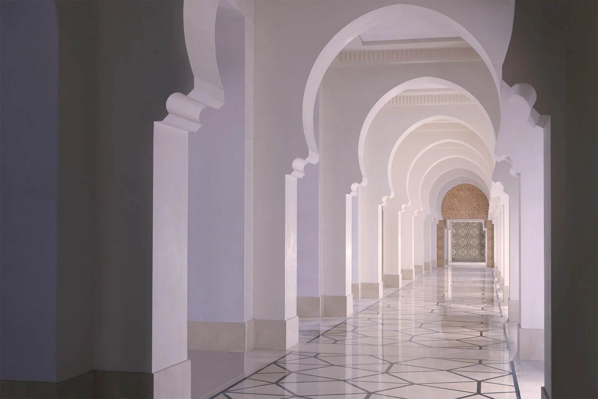 Langer Korridor mit orientalischem Gewölbe