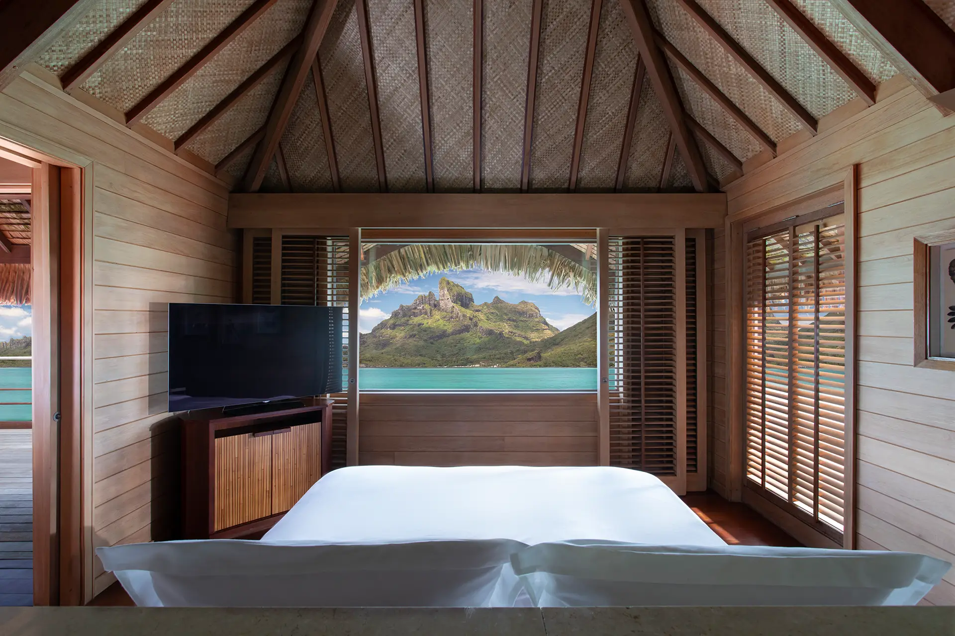 Schlafzimmer mit Blick auf Lagune und Berg