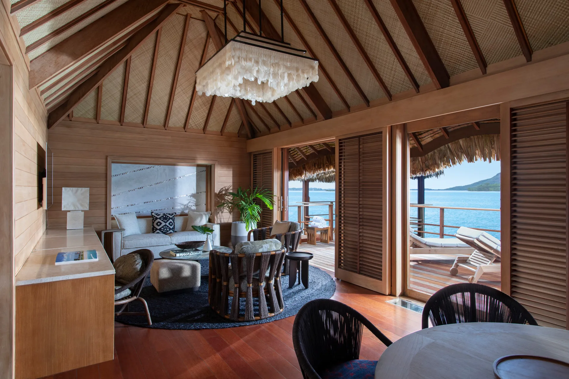 Wohnbereich einer Villa im Four Seasons Resort Bora Bora