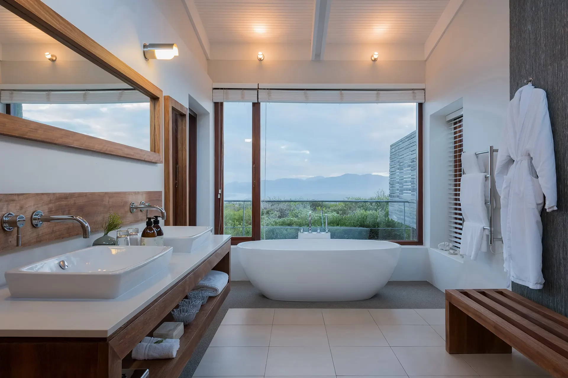 Freistehende Badewanne vor Panoramafenster