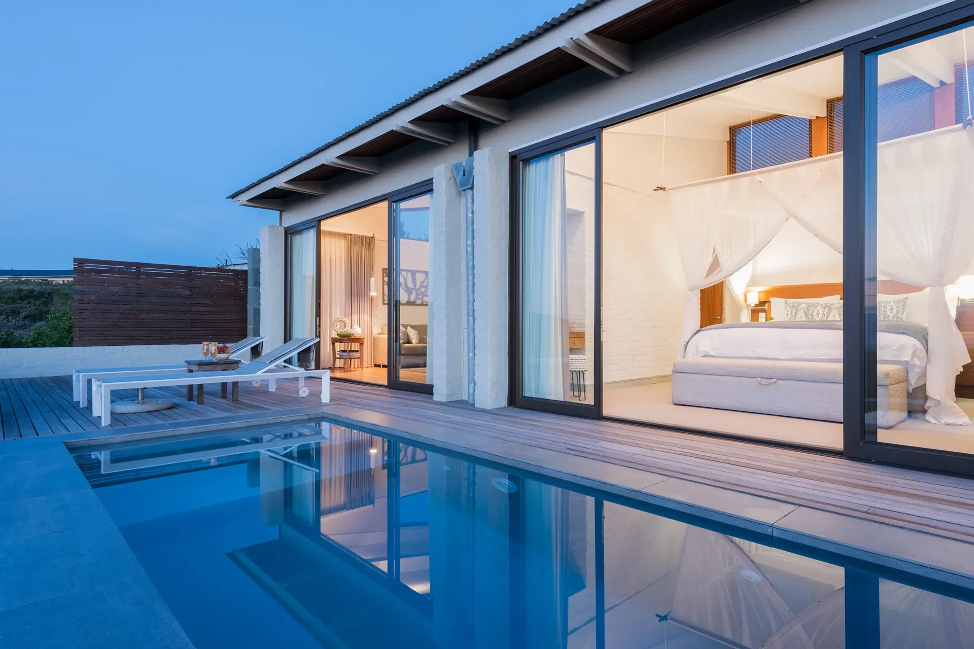 Terrasse einer Luxussuite mit Pool