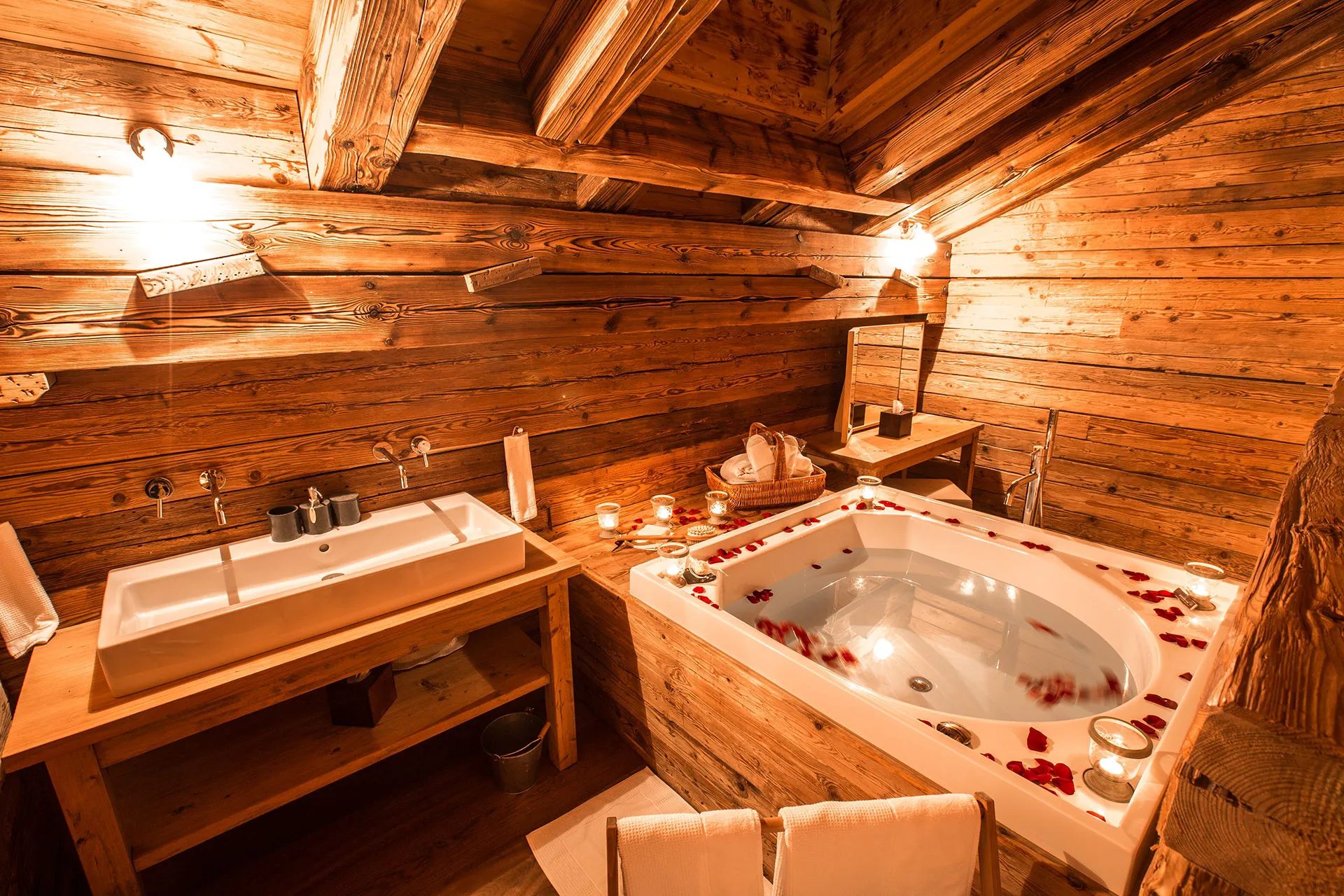 Romantische Badewanne in Holzhütte