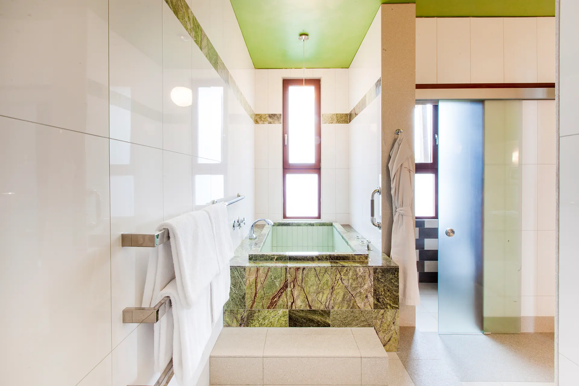 Badewanne aus grünem Stein