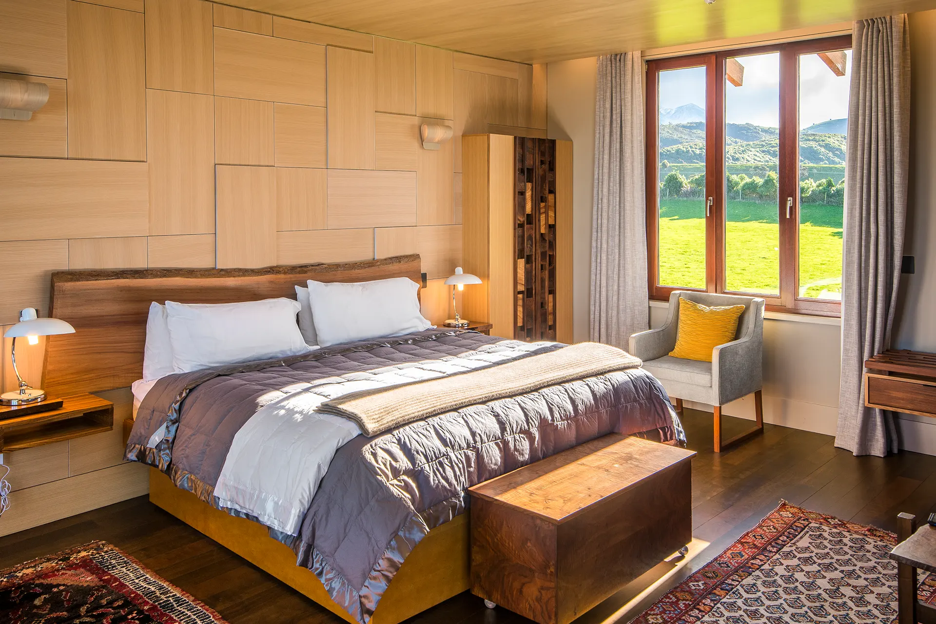 Schlafzimmer mit Doppelbett in der Hapuku Lodge