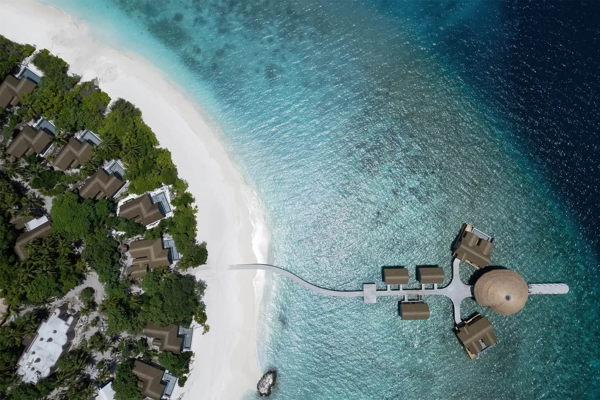 Luftaufnahme eines Gebäudes vor einer Insel