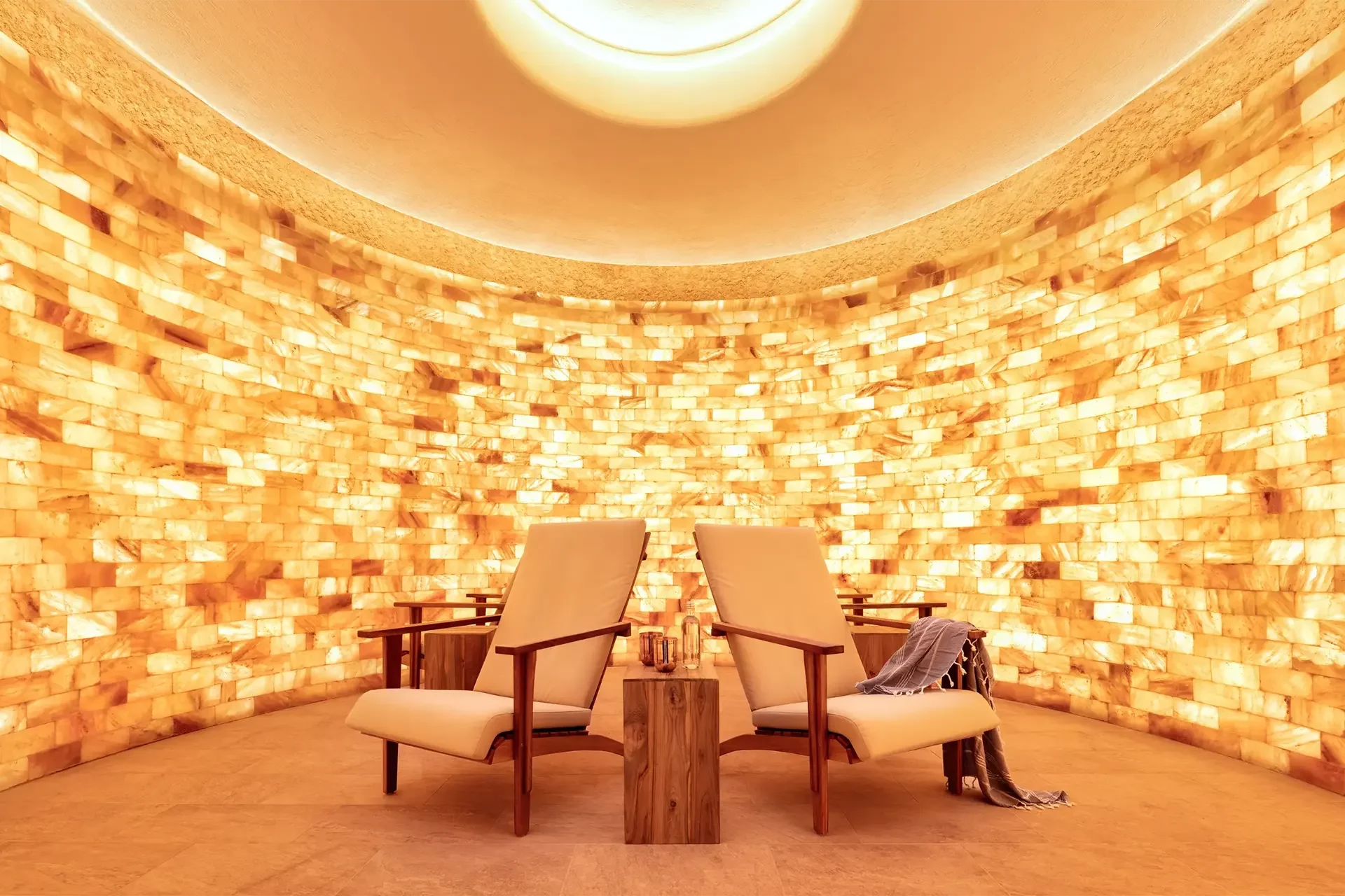 Raum mit beleuchteter Wand aus Salzsteinen