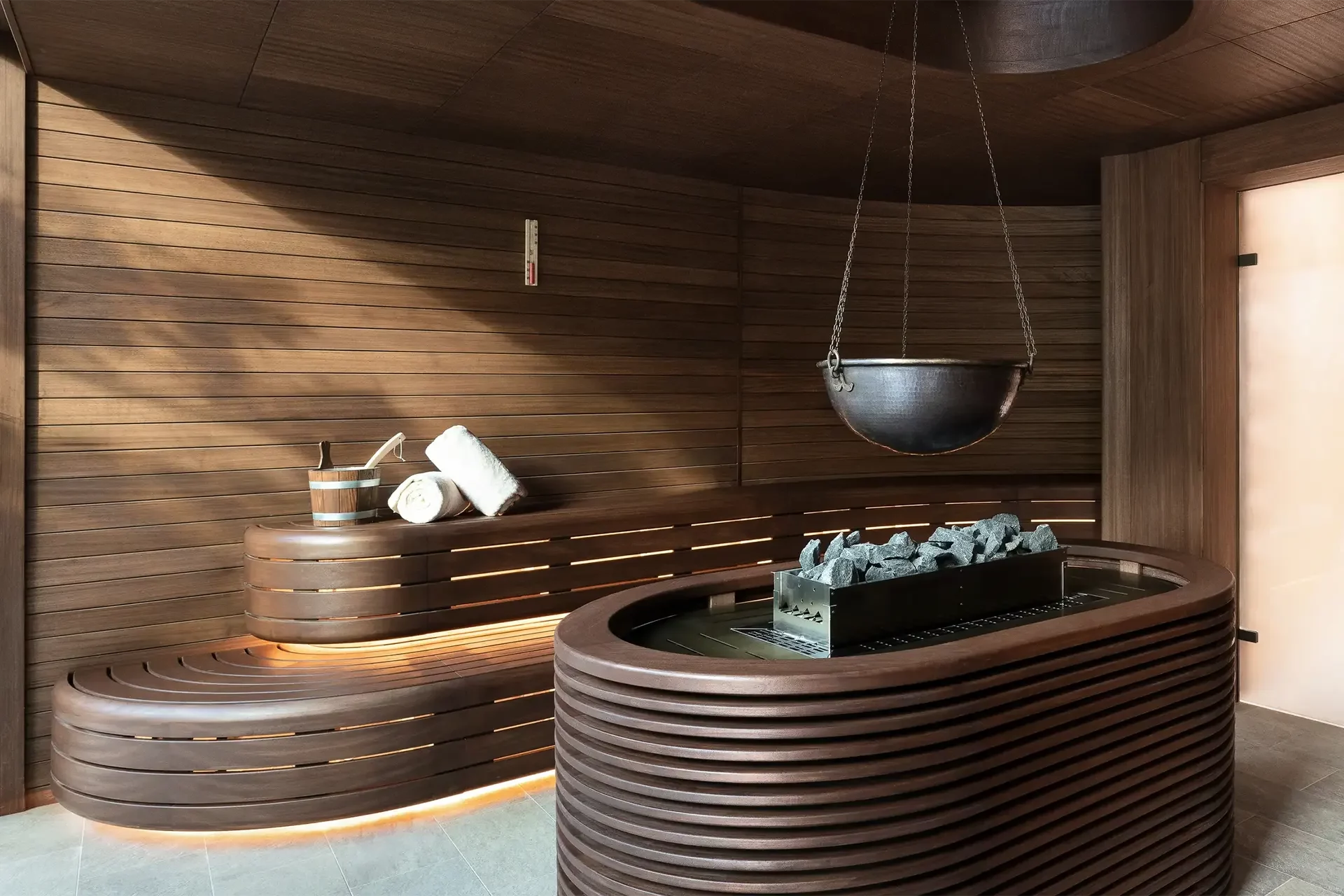 Sauna aus Holz mit Aufgusskessel