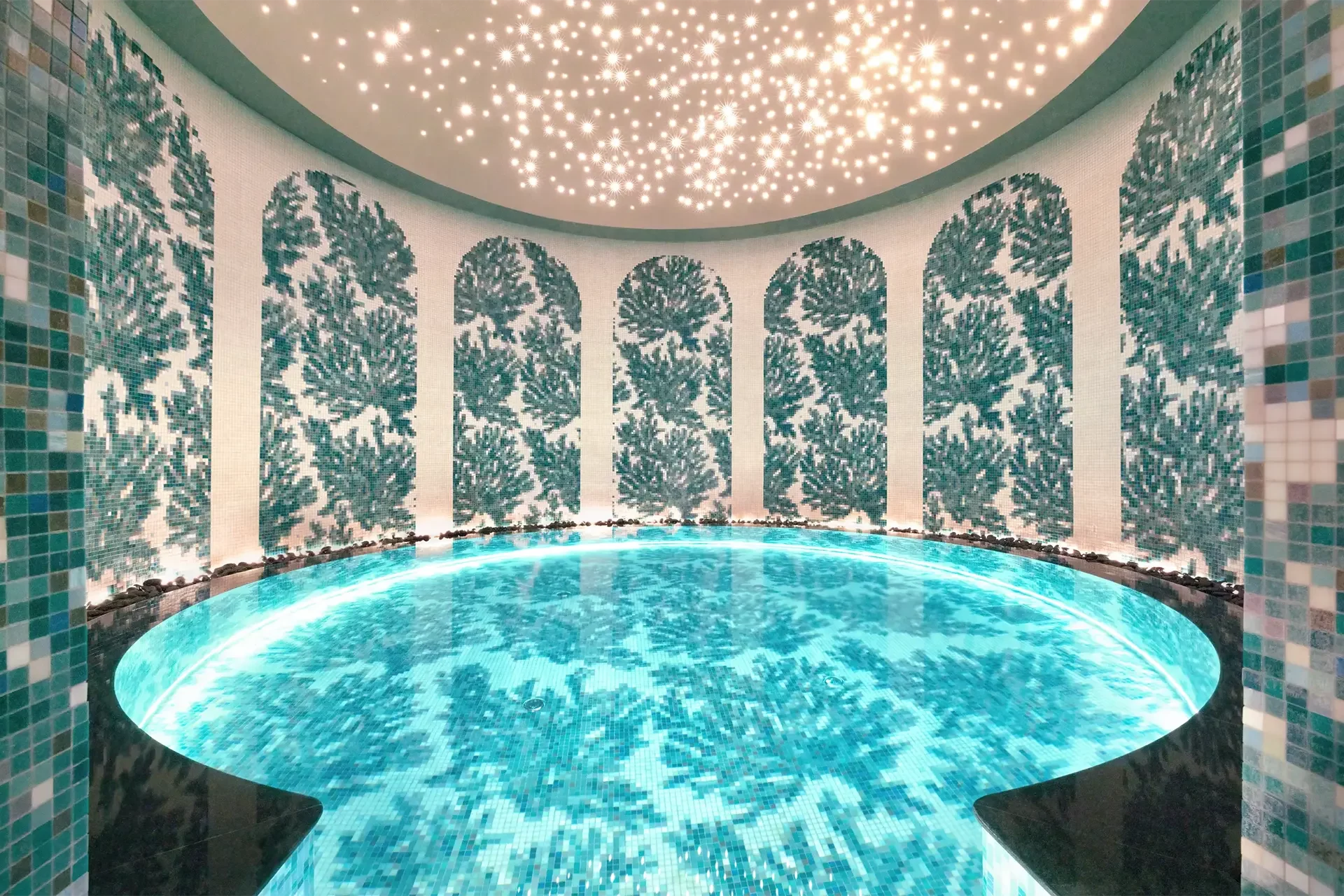 Runder Pool in Raum mit aufwendiger Dekoration
