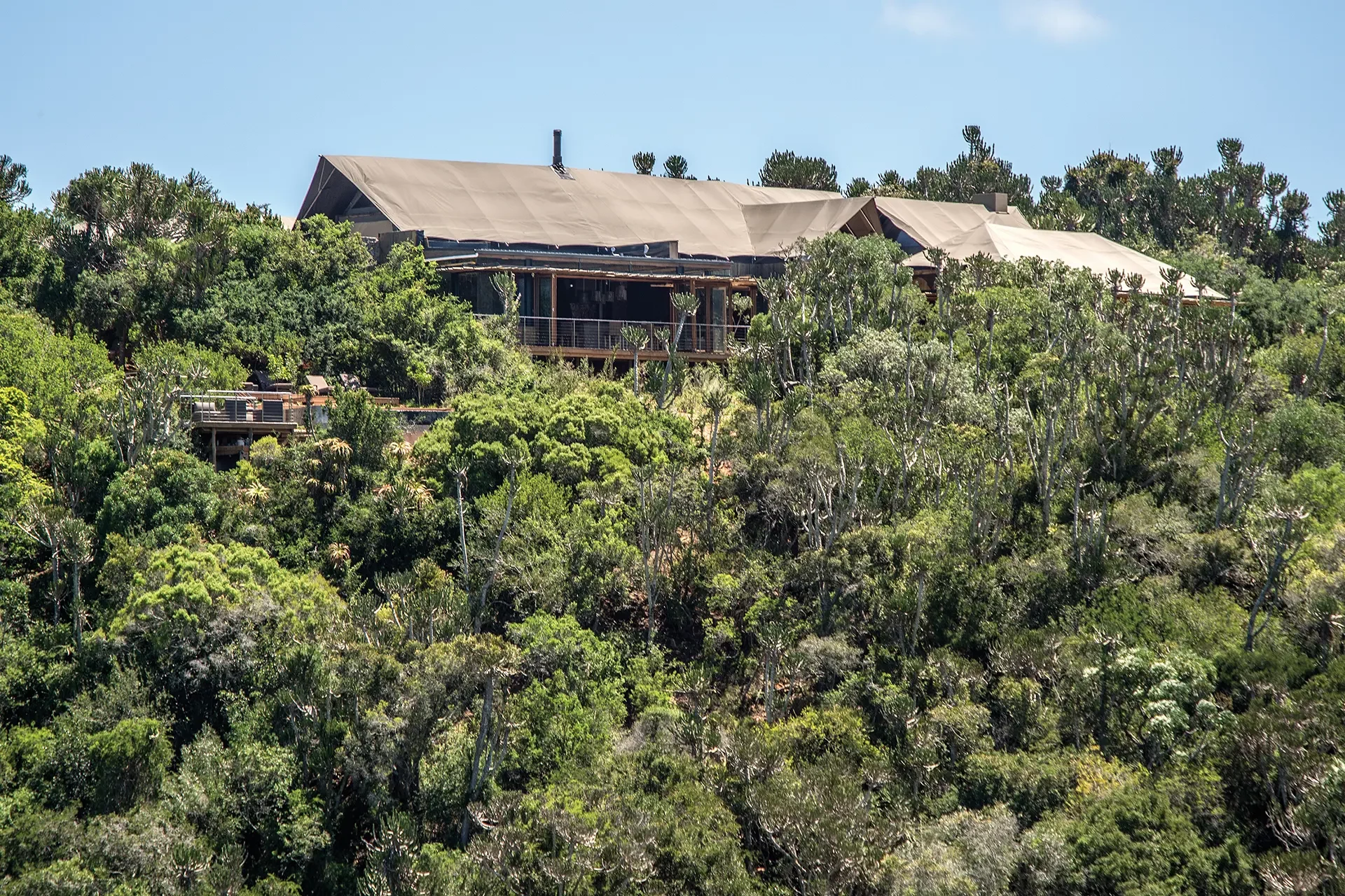 Haus mit Zeltdach der Settlers Drift Lodge