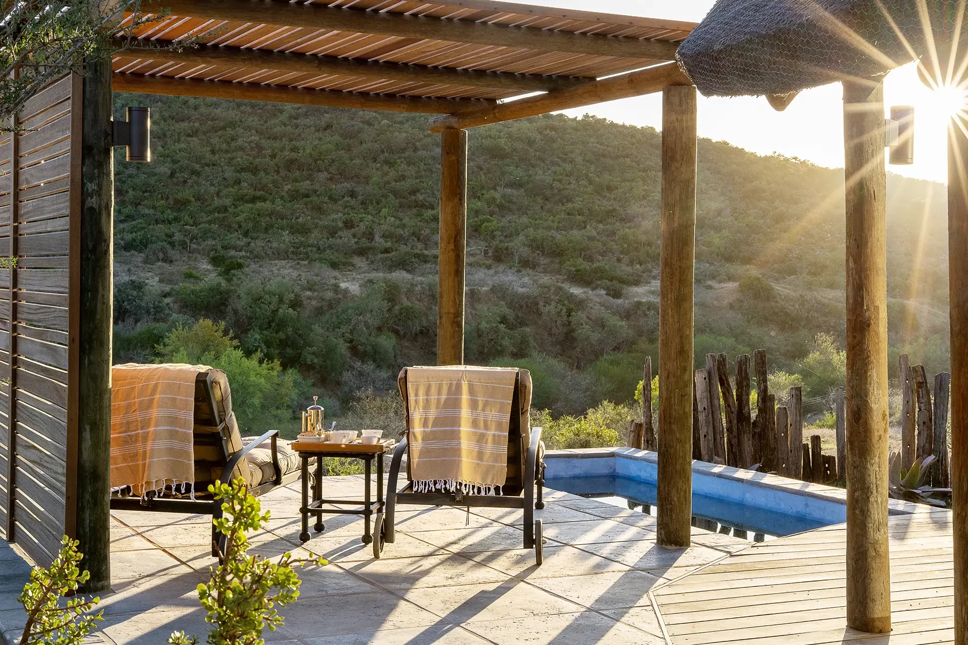 Terrasse mit Sonnenliegen und kleinem Pool