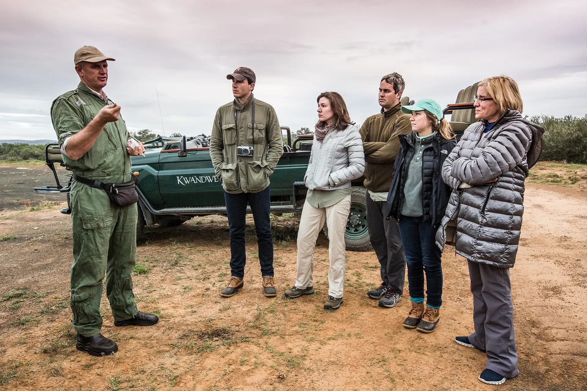 Ranger erklärt Teilnehmern einer Safari